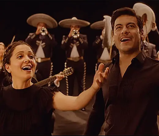 Rodeados de mariachis, Natalia Lafourcade y Carlos Rivera presentan el video  Mexicana  Hermosa